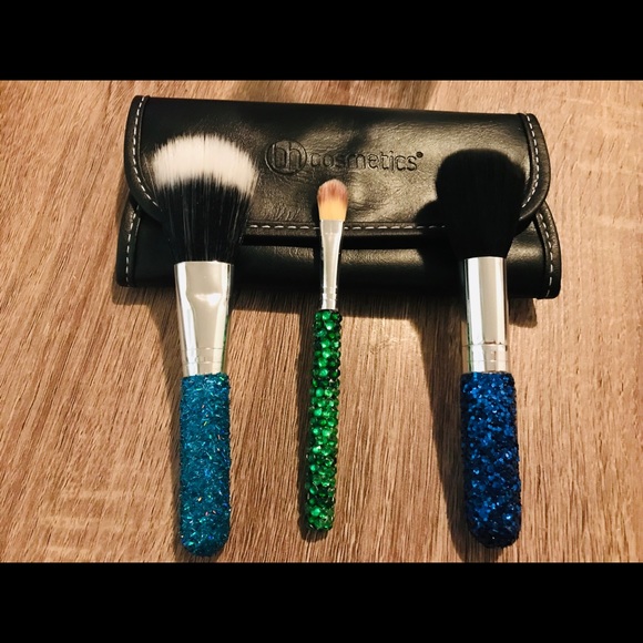 Glitter and bedazzled makeup brushes - Picture 3 of 3